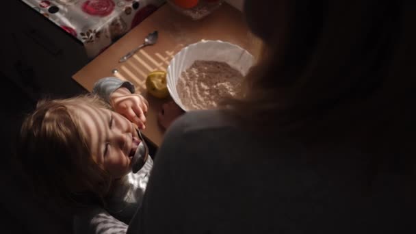 Mãe e filha preparando biscoitos na cozinha — Vídeo de Stock