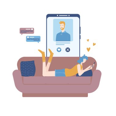 Kanepede uzanmış, akıllı telefon uygulaması için romantik bir eş arayan genç bir kadın.. 