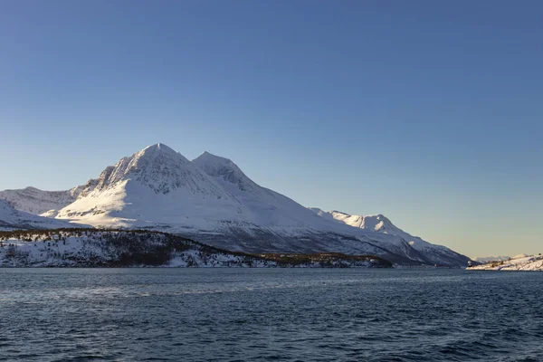 Tromso yakınlarındaki fiyortta dağlar