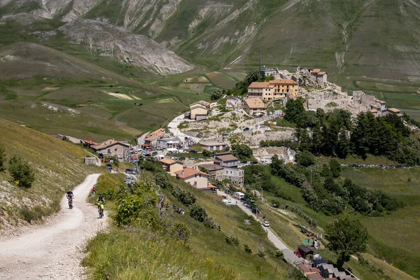 Castelluccio di Norcia, İtalya - Temmuz 2020: Kasaba 2016 ve 2020 Covid karantinasının ardından katrastrofik deprem sonrasında tarım ve turizm ile yaz hayatına yeniden başladı