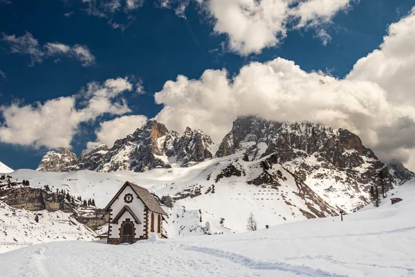 Pale di San Martino 'daki Majestic Bulutlu Alp Dağları, Dolomitler, İtalya