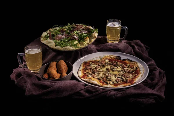 Pizza, kızarmış pirinç topu ve bira.