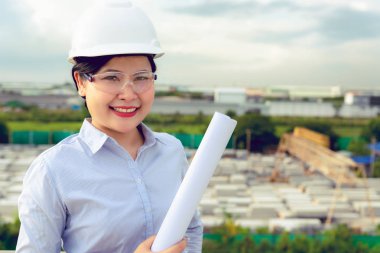 Kadın hizmet mühendisi blueprint fabrikasında imalat bahçesinde ile portresi.