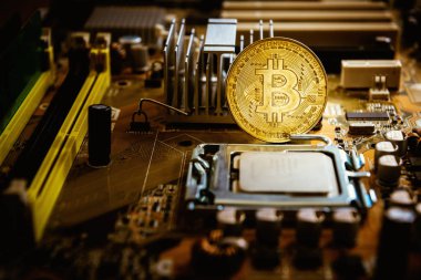 Bilgisayar elektronik devre kartı üzerinde altın bitcoin cryptocurrency.