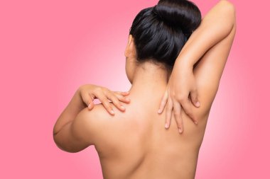 Güzel bayanın vücudu hakkında ayrı tut moduyla pembe arka plan., sağlıklı ve cilt bakımı kavramı portresi.