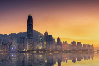 Hong Kong Victoria harbor bakış ve bina gökdelenler yansıması.