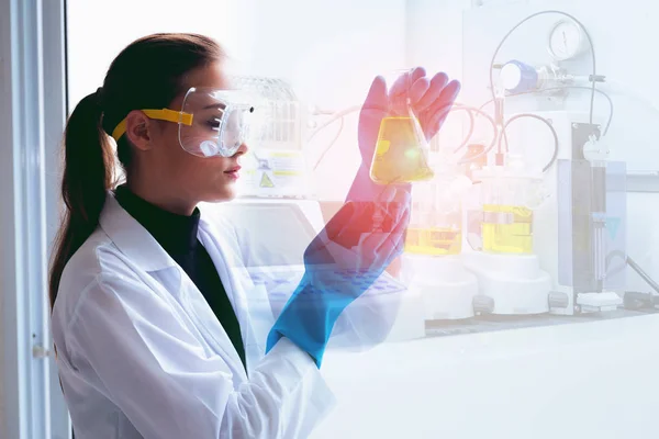 Kvinnliga Forskare Som Observerat Flytande Kemisk Reaktion Provröret Laboratorium Och — Stockfoto