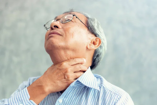 Porträt Eines Älteren Mannes Der Seinen Hals Berührt Und Rachenreizungen — Stockfoto