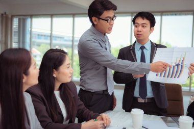 Veri sayfasında office., iş ve insan kavramı sunum sırasında işaret eden işadamı.