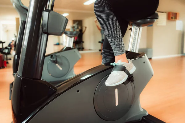 Mujer Máquina Ciclismo Gimnasio Deporte Concepto Saludable — Foto de Stock