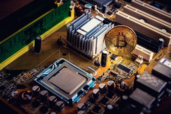 Criptomoeda Bitcoin Dourada Placa Circuito Eletrônico Computador — Fotografia de Stock