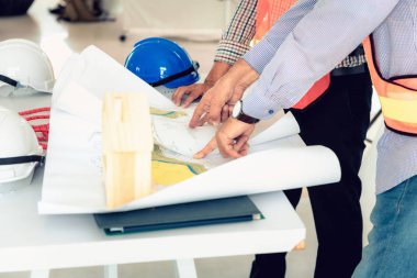 Proje Yönetim ekibi mühendisleri ve Mimarlar eylem tartışmak plan onların projedeki, iş inşaat kavramlar