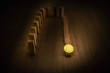 Domino etkisi ile bitcoin., iş bankacılık kavramı düşüyor.