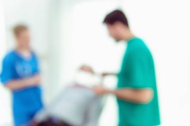 Doktor ekip bulanık soyut olan ziyaret ve üst düzey hastam inceleyerek.