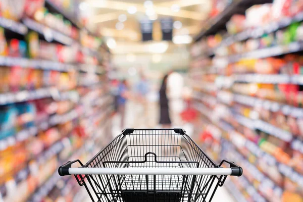 Winkelwagentje Warenhuis Met Goederen Plank Achtergrond — Stockfoto