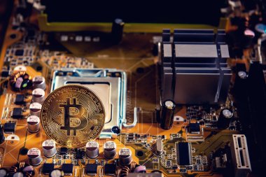 Bilgisayar elektronik devre kartı üzerinde altın bitcoin cryptocurrency.