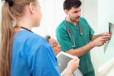 Doktor takım portresi vardır ziyaret ve üst düzey hastada muayene odası., belirtisi inceleyerek sağlık ve iş kavramı.