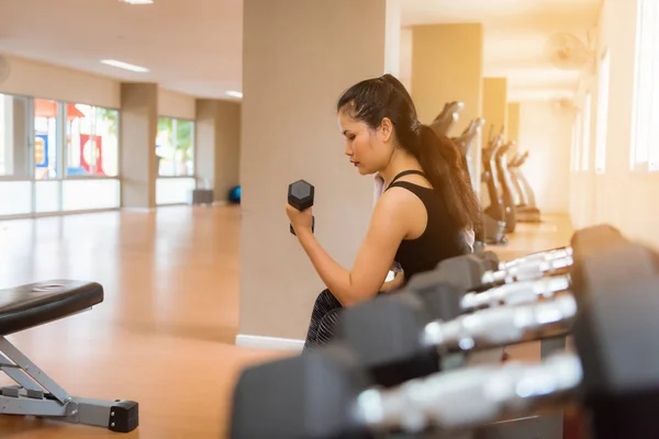 Primer Plano Retrato Mujer Deportiva Levantando Pesas Gimnasio Deporte Concepto — Foto de Stock