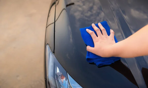 Kadın Izgara Temizleme Portre Kadar Yakın Bir Araba Araç Bakım — Stok fotoğraf