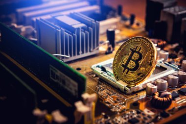 Bilgisayar elektronik devre kartı üzerinde altın bitcoin cryptocurrency.