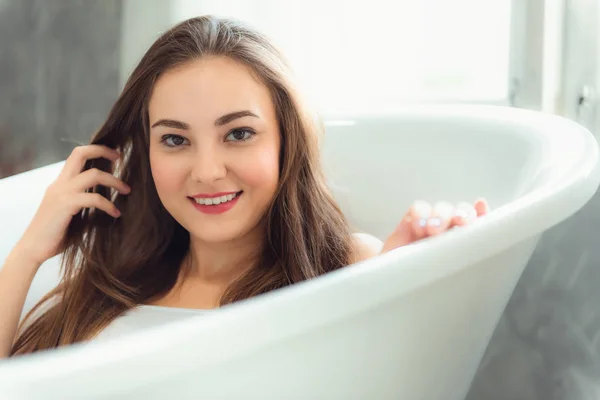 美丽的白种女人在按摩浴缸里放松身心 — 图库照片