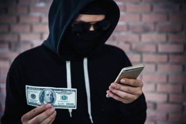 Gangster hacker cep telefonuyla bilgi Gizlilik hesaplarına erişim için çalışıyor.