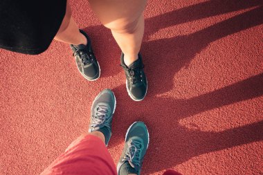 Sportif erkek ve kadın çalışan için hazır.