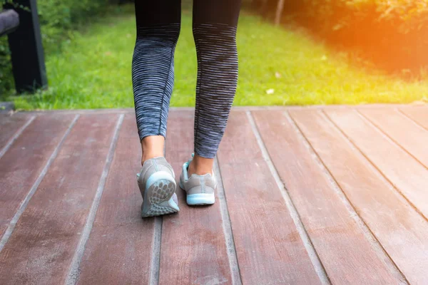 运动的妇女一步跑在庭院里 体育和健康概念 — 图库照片