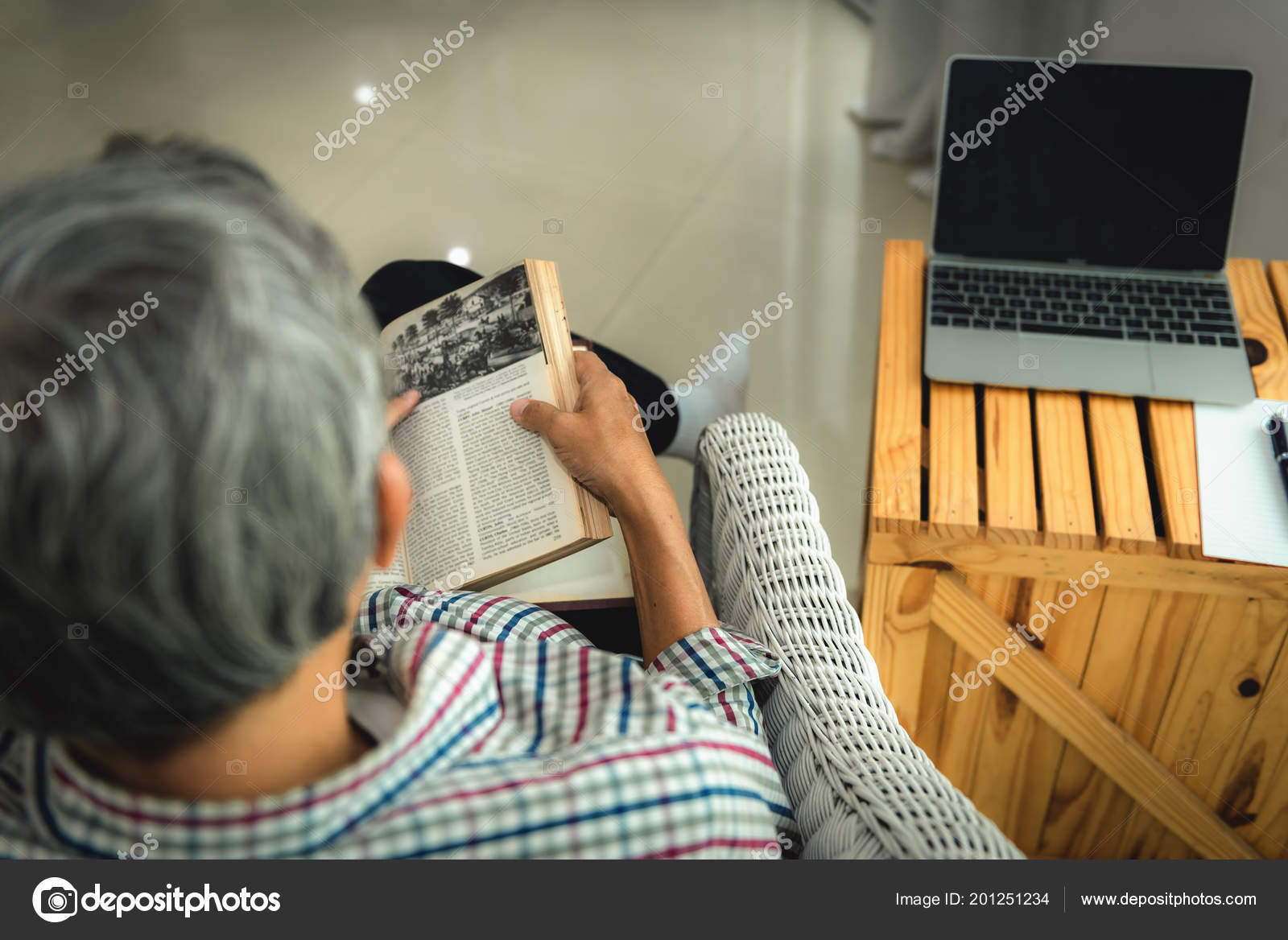Senior Mann Sitzt Auf Der Couch Und Lesebuch Hause