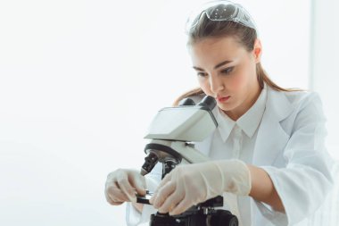 Araştırma bilim adamı laboratuvar oda., bilim, kimya, teknoloji, biyoloji mikroskop kullanarak.