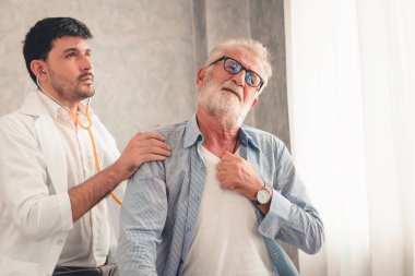 Üst düzey hasta Danışma ve doktor ile fiziksel muayene muayene odası. içinde olması, sağlık ve iş kavramı.