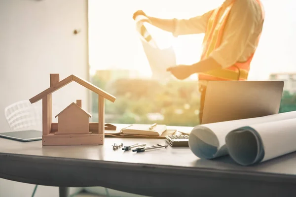 Porträt Des Bauingenieurs Liest Zeichnung Konstruktion Detail Baubüro Engineering Und — Stockfoto