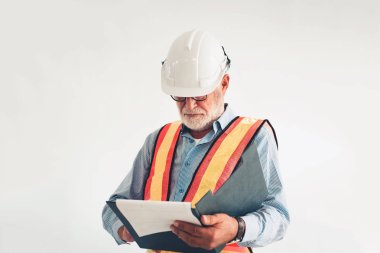 Kıdemli mühendis portresi muayene malzemeler ürün için Pano evrak fabrikada tutuyor.