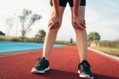 Yorgun atlet koşucusudur kardiyo egzersiz koşu parkuru., sağlık ve spor yorgun kavramı.