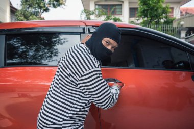 Bir araba tarafından tornavida çözmek için araba hırsızı.