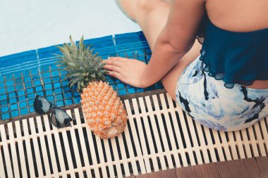 Yaz kavramı, Genç kadın yüzme havuzu rahatlatıcı yanında.