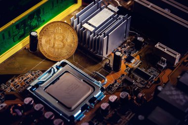 Bilgisayar elektronik devre kartı üzerinde altın bitcoin cryptocurrency.
