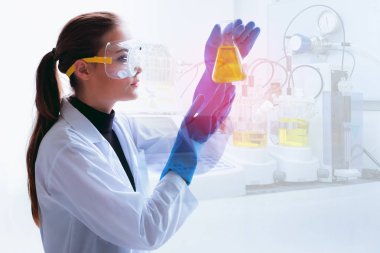 Araştırmacı bio teknoloji kimyasal tepkime kabı test bakıyor., laboratuar Konsept Testleri.