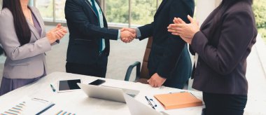 İş takım kapatmak ve ortakları iş birleşmektedir elimi sıktı birlikte tam anlaşma anlaşma sonra., iş kavramı