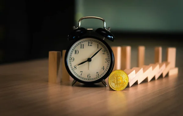 Dags För Bitcoin Med Alrm Klocka Stock Exchange Och Minskade — Stockfoto