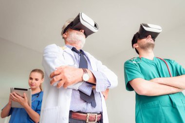 Doktor takım portresi muayene fiziksel bedenin hasta., teknoloji ve iş kavramı sanal gerçeklik teknolojisi kullanarak.