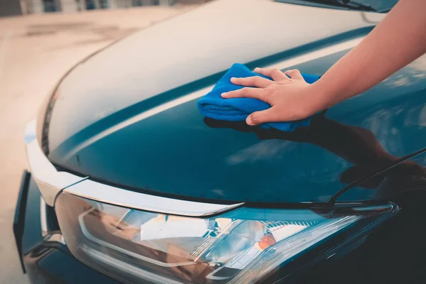 Kaputu Temizleme Kadın Kadın Kadar Yakın Bir Araba Araç Bakım — Stok fotoğraf