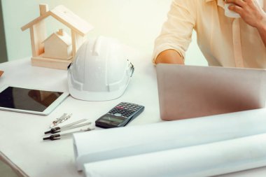 İnşaat Mühendisi proje zamanlamasını., mühendislik ve co nstruction kavramı planlama için dizüstü bilgisayar kullanarak portresi kapatın.