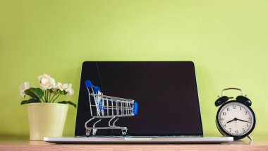 Bilgisayar dizüstü bilgisayar ve donanımları masada ahşap resepsiyon., teknoloji ve iş online kavramı.