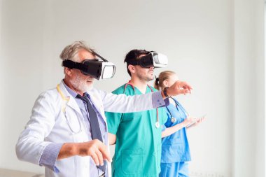 Doktor takım portresi muayene fiziksel bedenin hasta., teknoloji ve iş kavramı sanal gerçeklik teknolojisi kullanarak.