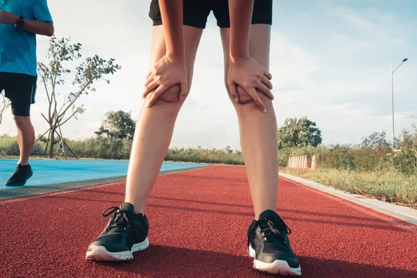 Yorgun atlet koşucusudur kardiyo egzersiz koşu parkuru., sağlık ve spor yorgun kavramı.