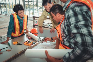 Mühendislik ekibi birlikte tartışmaya ve beyin fırtınası onların yeni projesi., iş inşaat kavramı planlama.