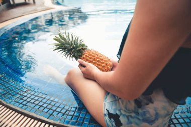 Yaz kavramı, yüzme havuzunda rahatlatıcı Asyalı kadın.