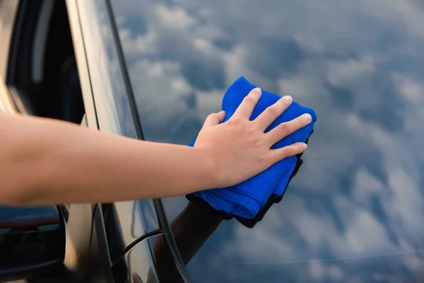Closeup Kadının Temizlik Açık Hood Bir Araba Araç Bakım Onarım — Stok fotoğraf