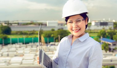 Mühendis kadın portresi fabrikada dizüstü muayene prekast beton ürün kullanıyor.